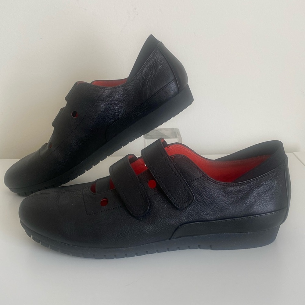 M MACCARI Women’s Leather Casual Sneakers Two Strap Velcro Athleisure Size 10.5